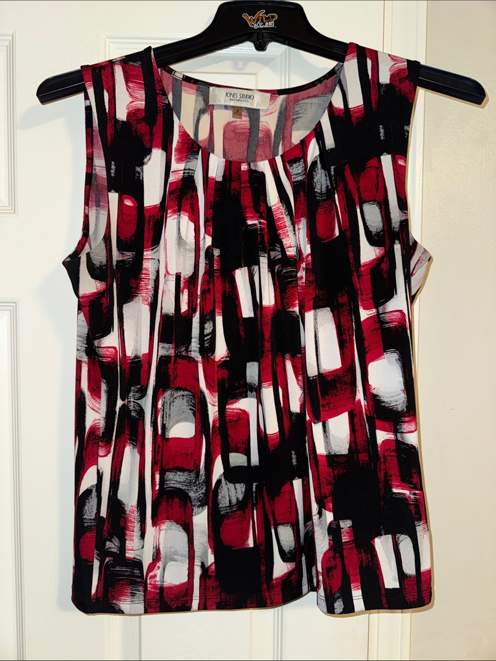Jones Studio Black Red and White Abstract Sleeveless Shell Top